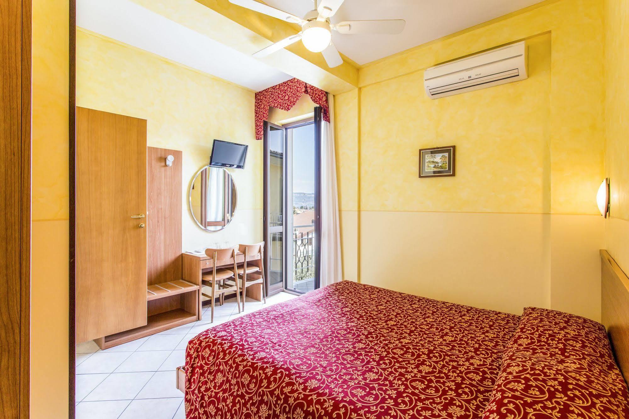 Hotel Sorriso Toscolano Maderno Exterior photo